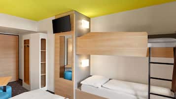 Quadruple Room | Desk, soundproofing, free WiFi, bed sheets