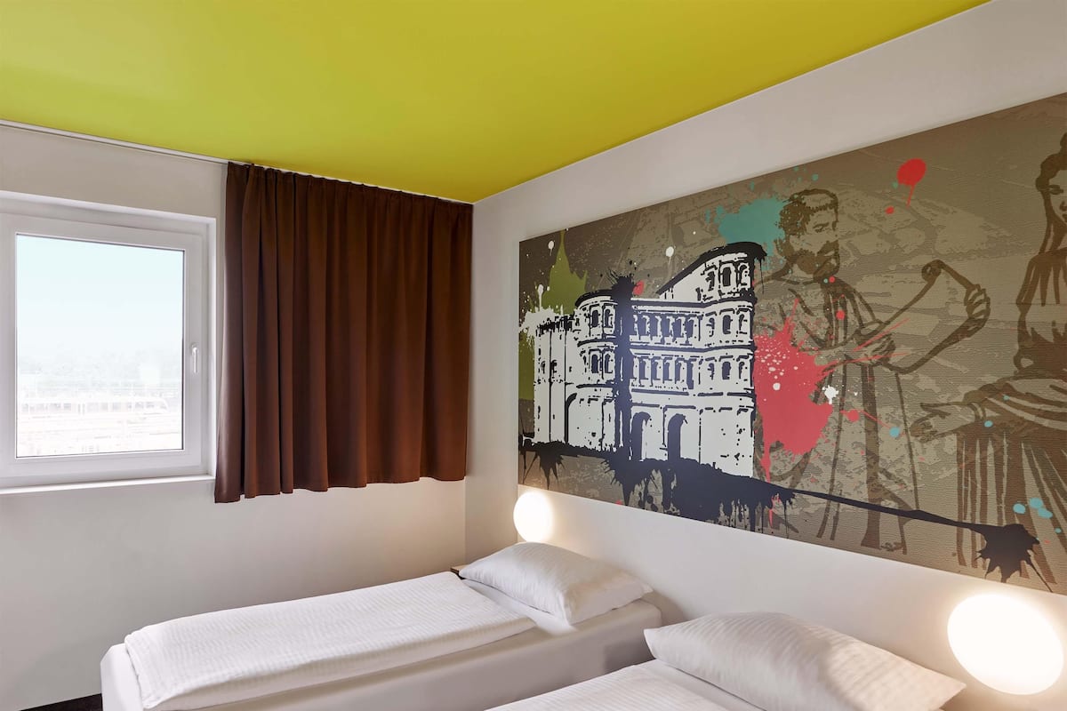 Twin Room | Meja, kalis bunyi, Wi-fi percuma, cadar katil