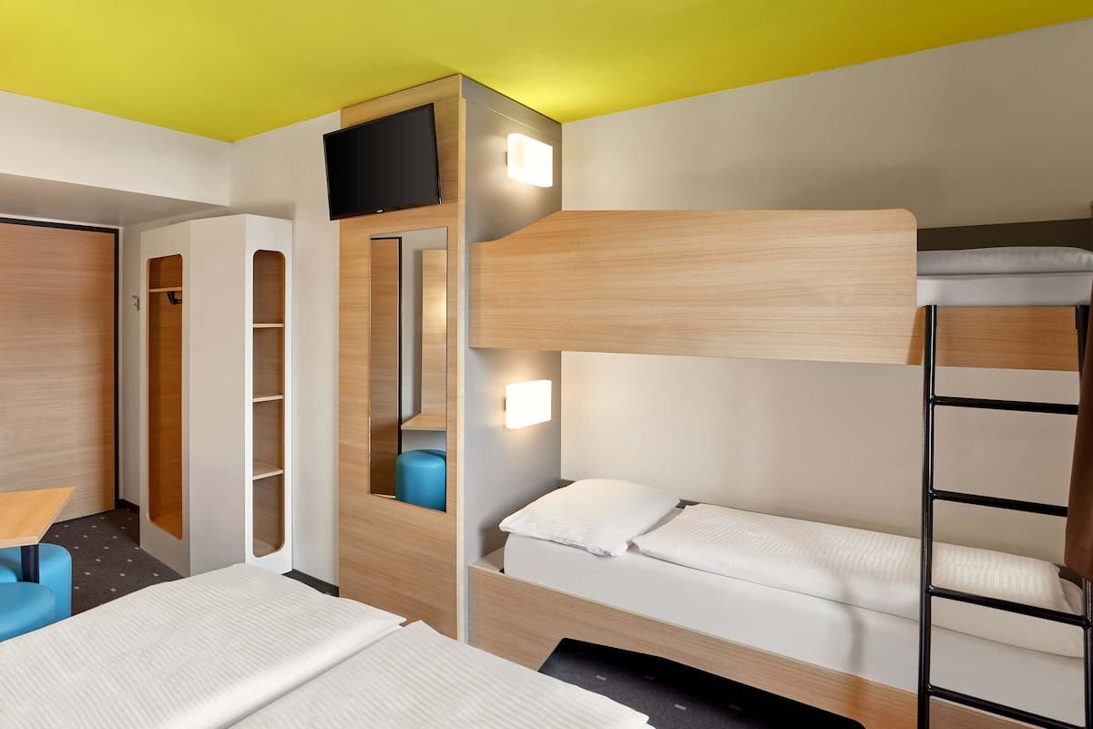 Neljän hengen huone | Työpöytä, äänieristys, ilmainen Wi-Fi, vuodevaatteet