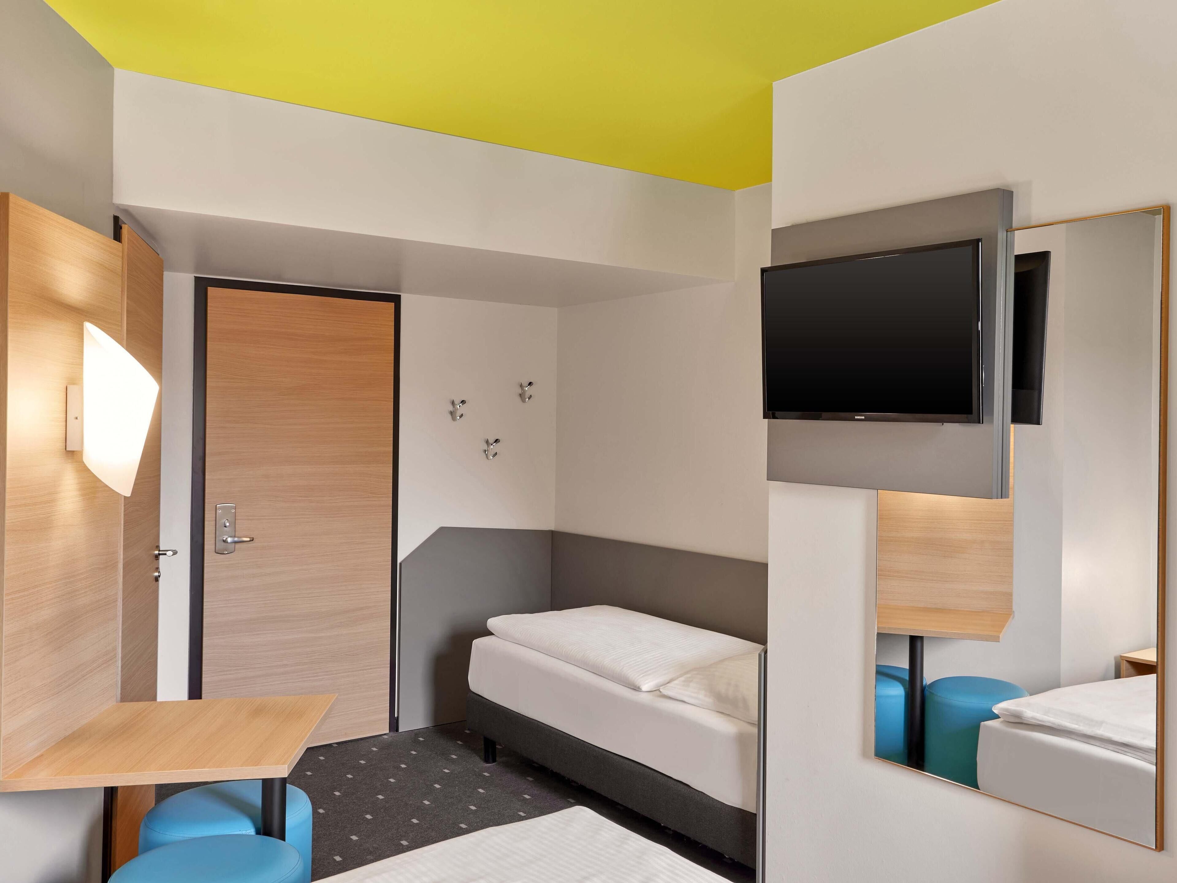 三人房 | 办公桌、隔音、免费 WiFi、床单