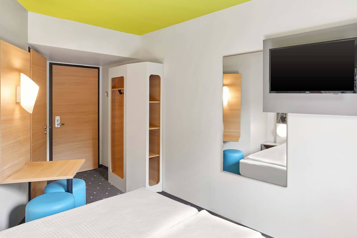 Kahden hengen huone | Työpöytä, äänieristys, ilmainen Wi-Fi, vuodevaatteet