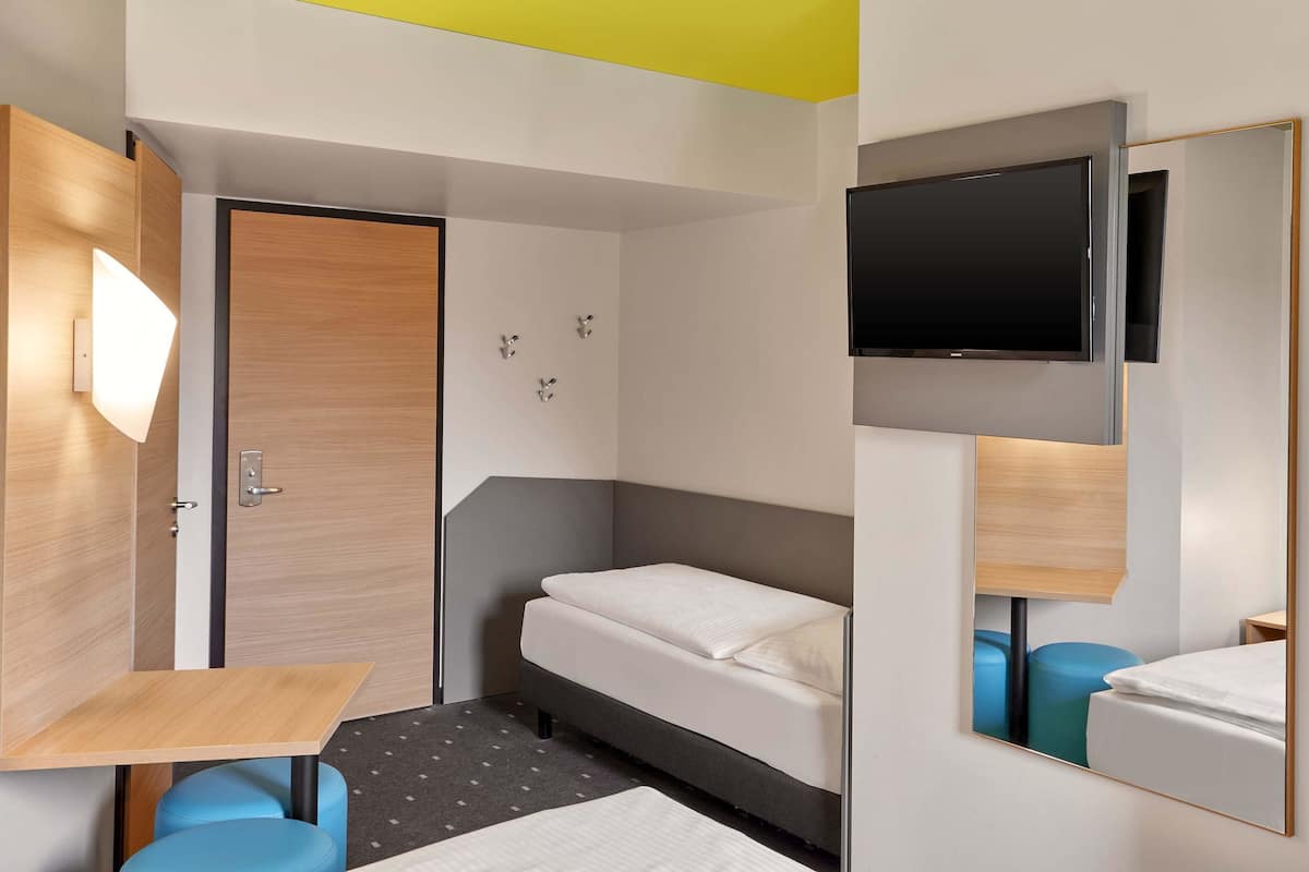 Kolmen hengen huone | Työpöytä, äänieristys, ilmainen Wi-Fi, vuodevaatteet