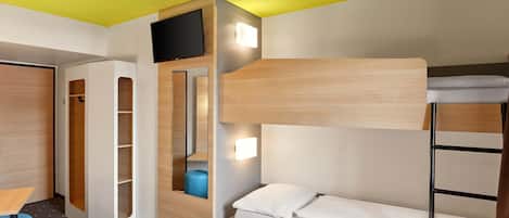 Quadruple Room | Desk, soundproofing, free WiFi, bed sheets