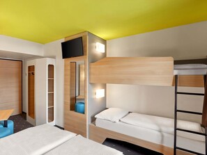 Quadruple Room | Desk, soundproofing, free WiFi, bed sheets - B&B Hotel Trier (Trier)