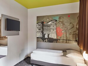 Desk, soundproofing, free WiFi, bed sheets