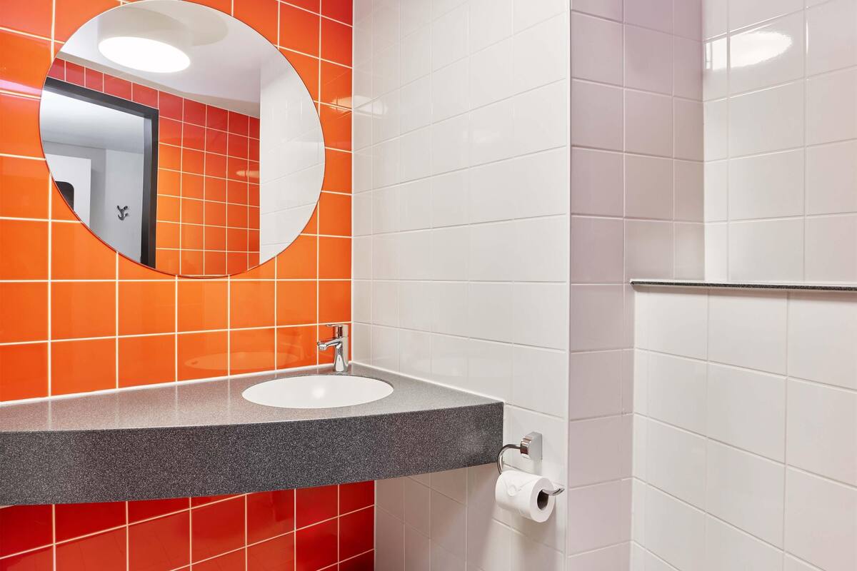 desk, soundproofing, free wifi, bed sheets