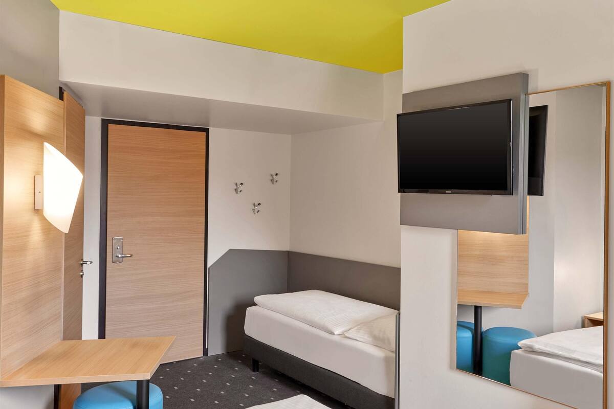 triple room | desk, soundproofing, free wifi, bed sheets