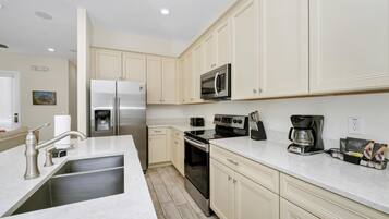 Refrigerador, horno, parrilla de estufa y lavavajillas