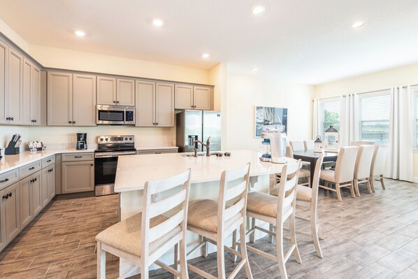 Fridge, oven, stovetop, dishwasher - Paradise Cottage near Disney with Margaritaville Resort & Island H20 Access -. (Kissimmee)