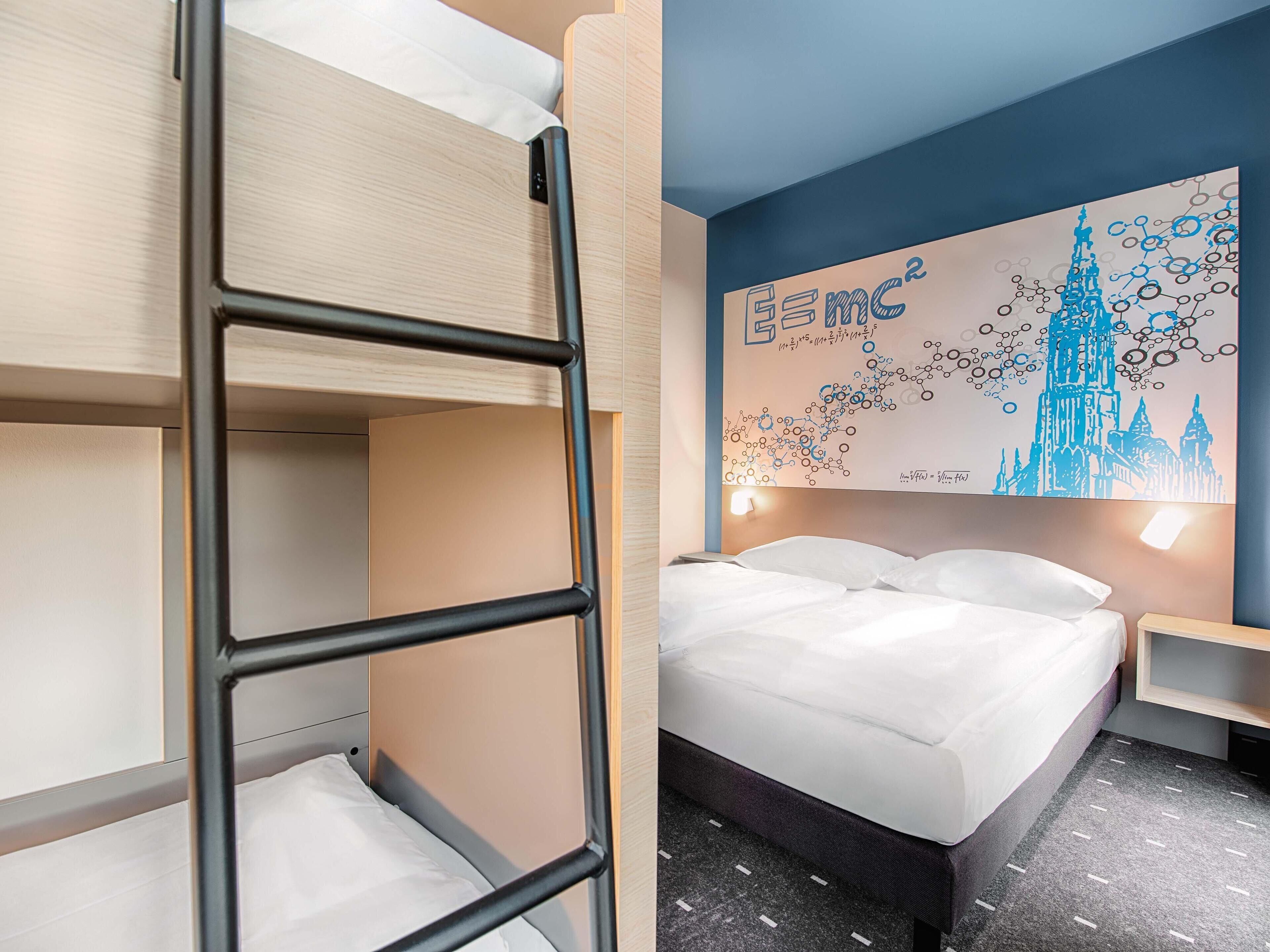 Vierpersoonskamer | Een bureau, geluiddichte muren, gratis wifi, beddengoed