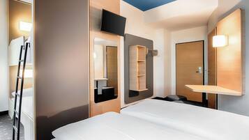 Desk, soundproofing, free WiFi, bed sheets