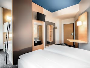 Desk, soundproofing, free WiFi, bed sheets