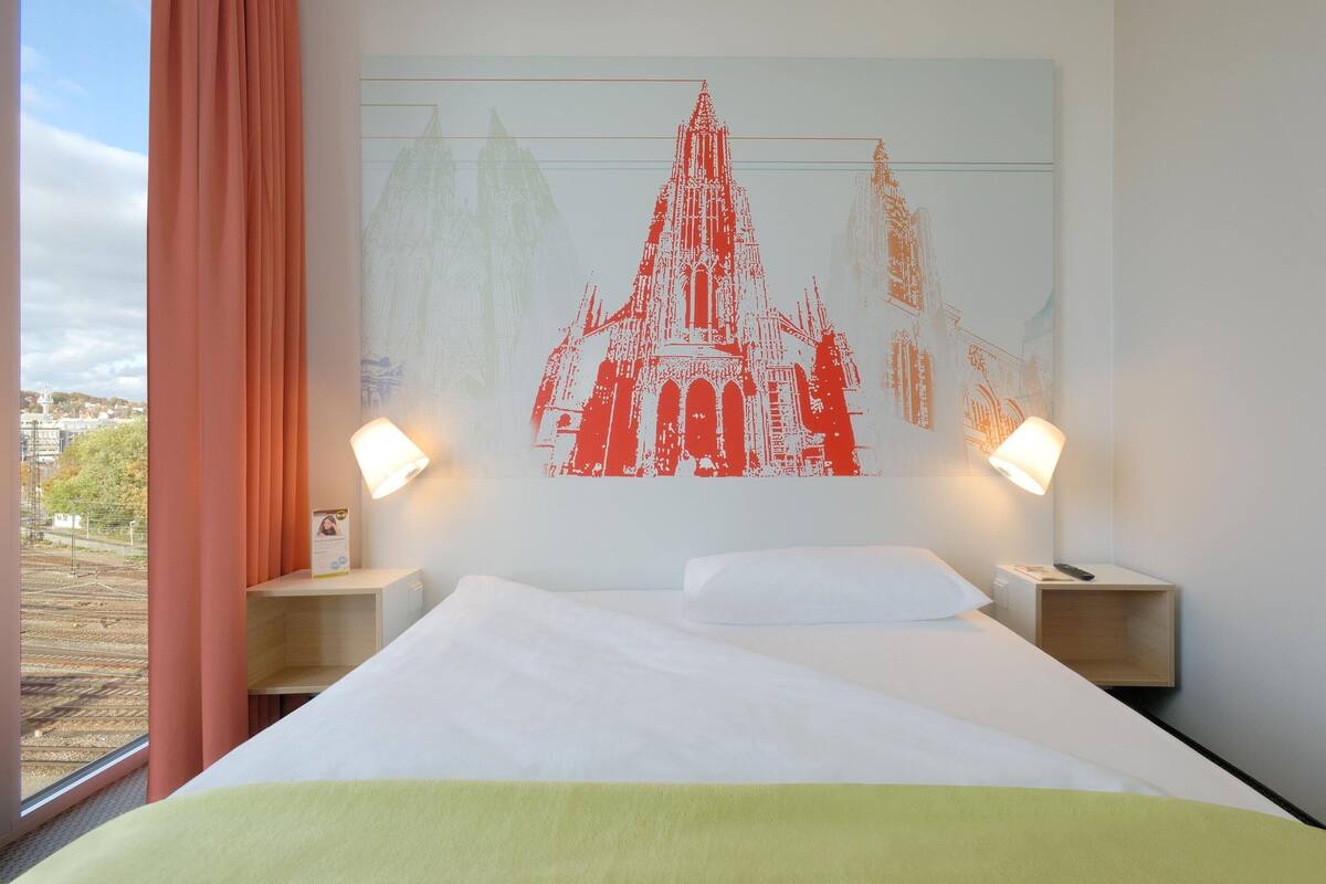 Escrivaninha, quartos à prova de som, Wi-Fi de cortesia, roupa de cama