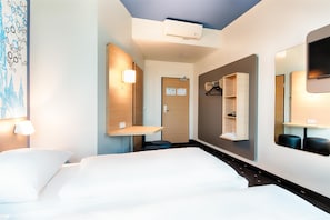 Twin Room | 1 bedroom, desk, soundproofing, free WiFi