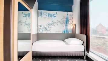 Escrivaninha, quartos à prova de som, Wi-Fi de cortesia, roupa de cama