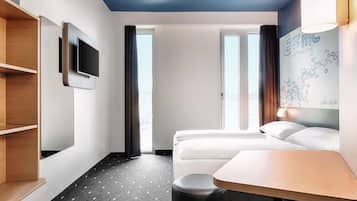 Desk, soundproofing, free WiFi, bed sheets