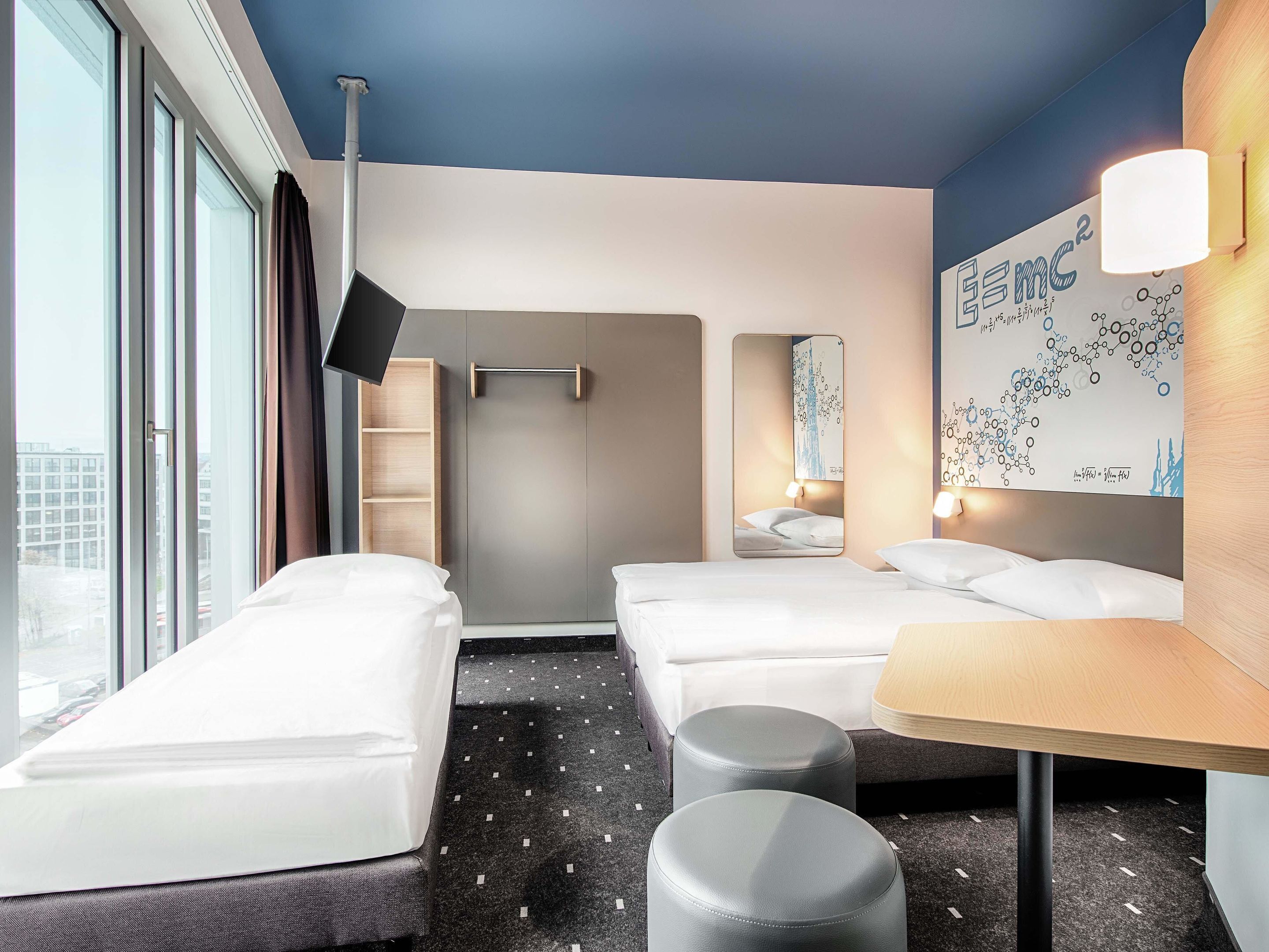 Kolmen hengen huone | Työpöytä, äänieristys, ilmainen Wi-Fi, vuodevaatteet