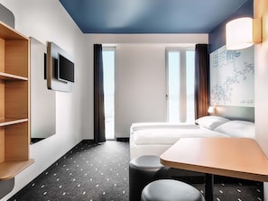 Desk, soundproofing, free WiFi, bed sheets