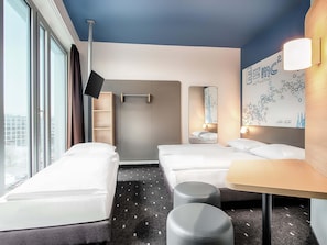 Driepersoonskamer | Een bureau, geluiddichte muren, gratis wifi, beddengoed