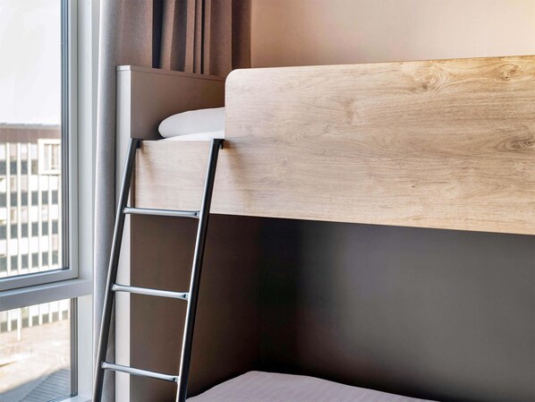 Quadruple Room | Desk, soundproofing, free WiFi, bed sheets
