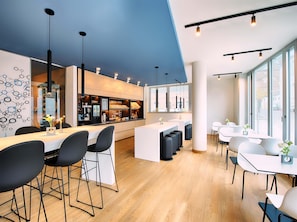 Café da manhã com buffet diário (EUR 13.9 por pessoa)