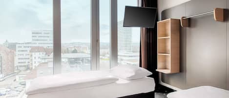 Desk, soundproofing, free WiFi, bed sheets