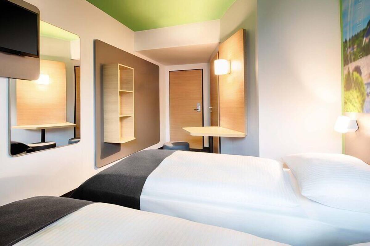 Twin Room | Hypo-allergenic bedding available, desk, soundproofing, WiFi (free)