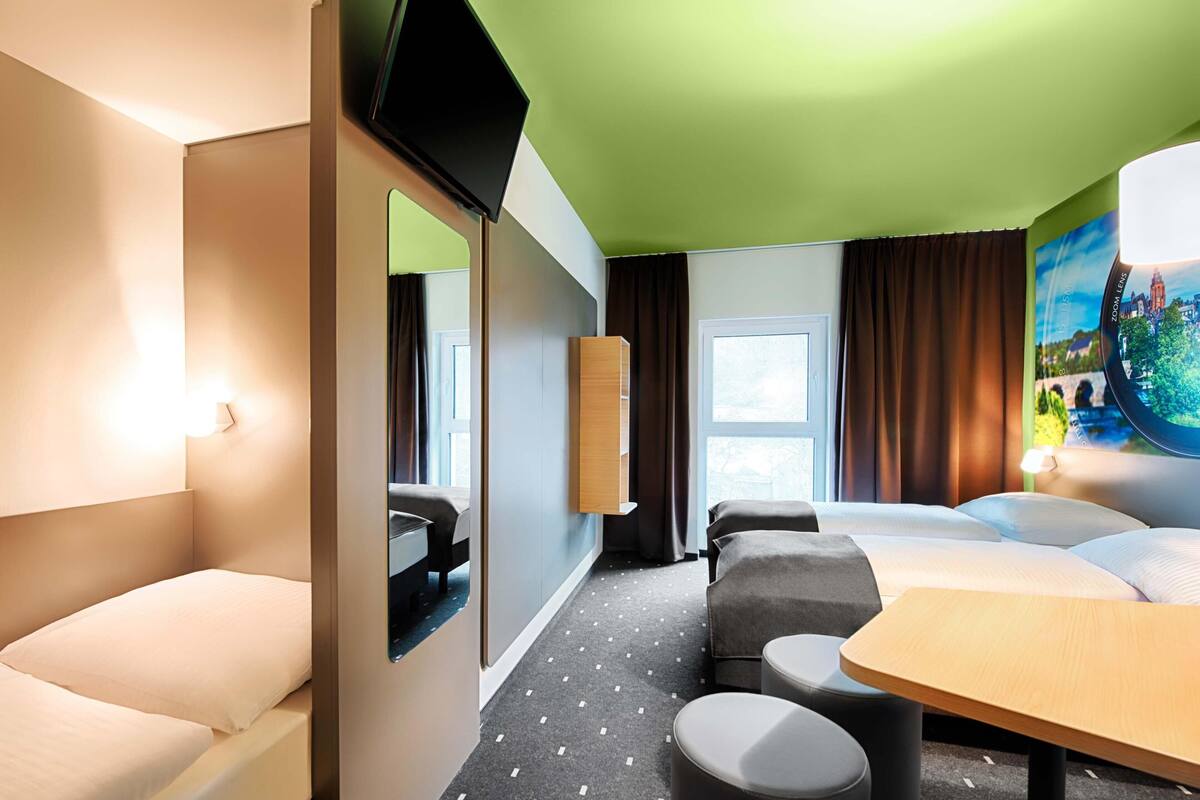 Quarto triplo | Roupas de cama antialérgicas, escrivaninha, quartos à prova de som