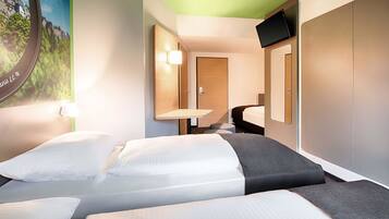 Triple Room | Hypo-allergenic bedding available, desk, soundproofing, WiFi (free)