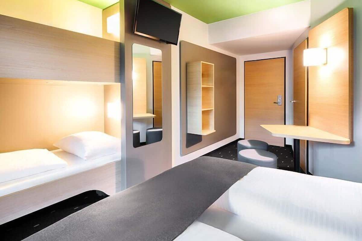 Quadruple Room | Hypo-allergenic bedding available, desk, soundproofing, WiFi (free)