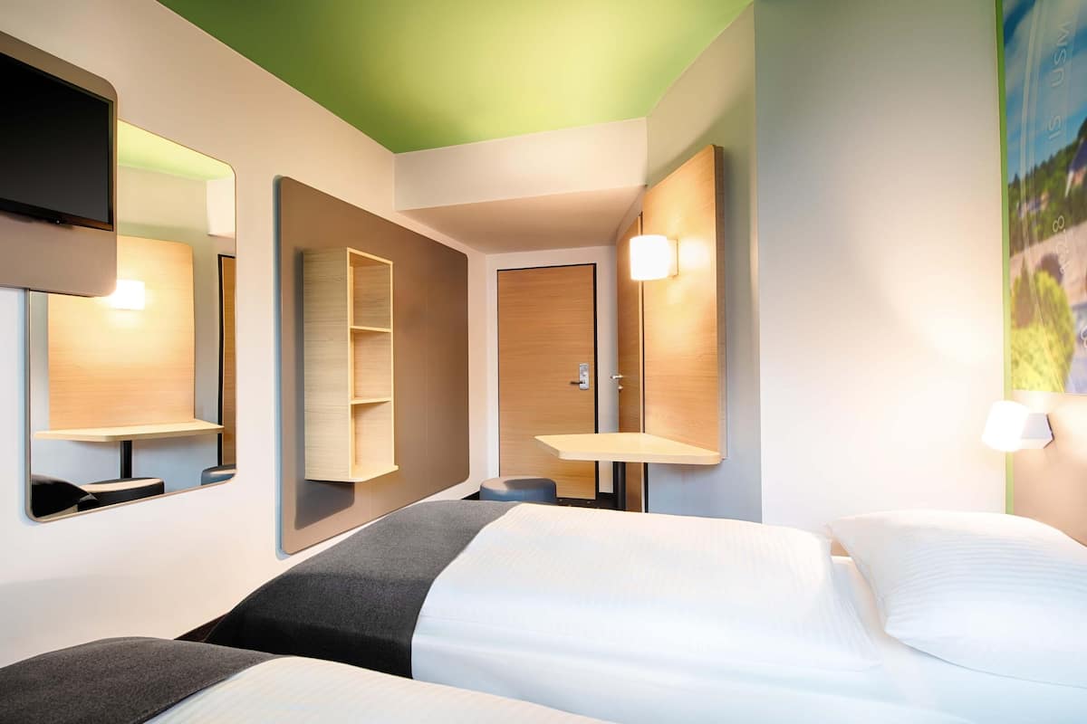 Ropa de cama hipoalergénica, escritorio y sistema de insonorización