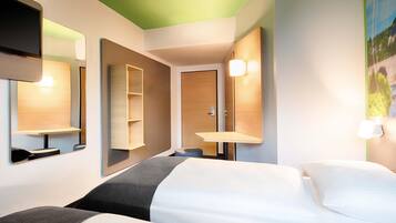 Kahden hengen huone (kaksi sänkyä) | Allergiatestatut vuodevaatteet, työpöytä, äänieristys, ilmainen Wi-Fi