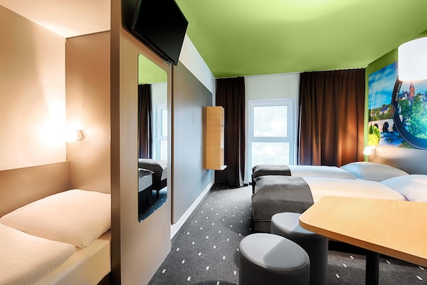 Allergikerbettwaren, Schreibtisch, schallisolierte Zimmer