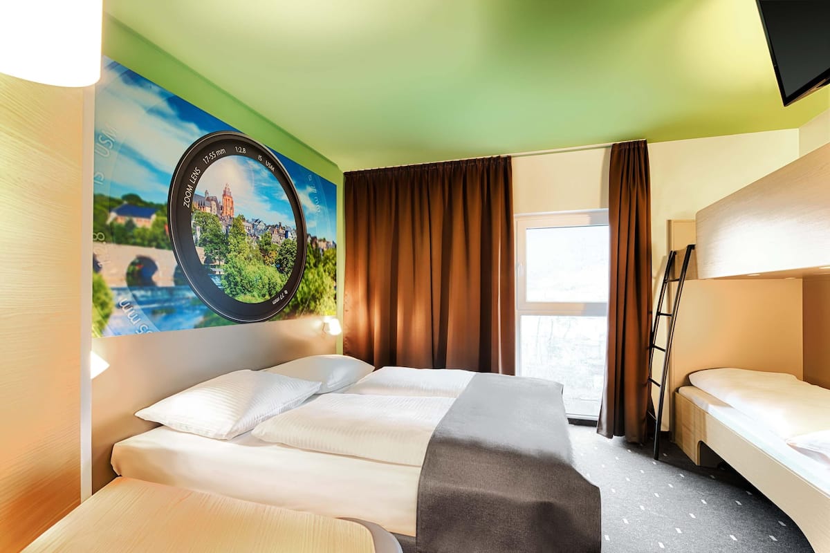 Ropa de cama hipoalergénica, escritorio y sistema de insonorización