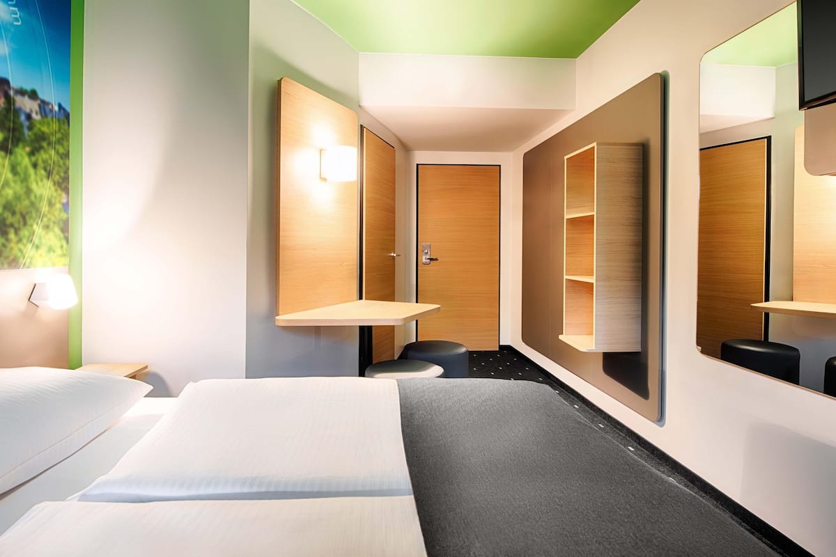 Ropa de cama hipoalergénica, escritorio y sistema de insonorización