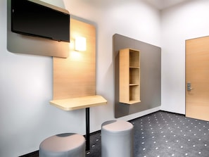 Hypo-allergenic bedding, desk, soundproofing, free WiFi