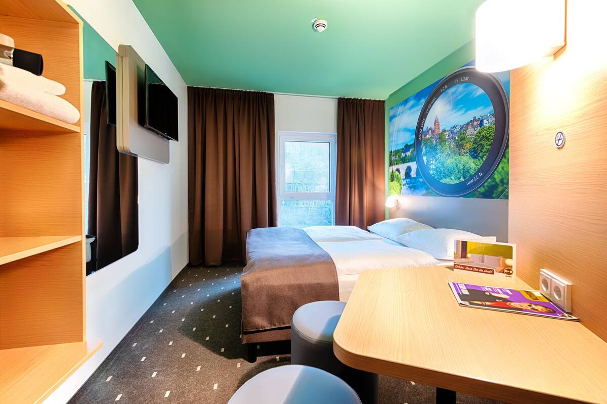 Hypo-allergenic bedding available, desk, soundproofing, WiFi (free)