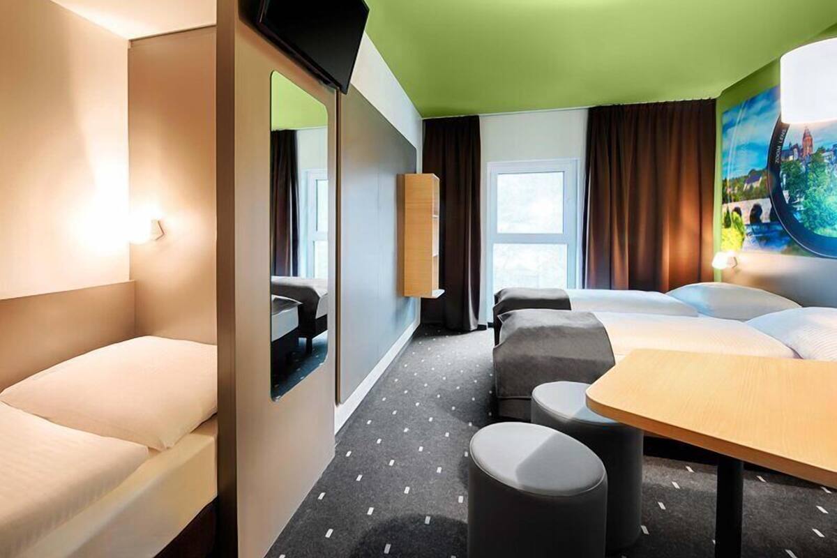Triple Room | Hypo-allergenic bedding available, desk, soundproofing, WiFi (free)