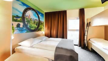 Vierpersoonskamer | Hypoallergeen beddengoed, een bureau, geluiddichte muren, gratis wifi