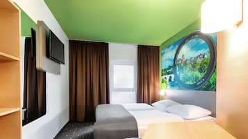 Hypo-allergenic bedding, desk, soundproofing, free WiFi