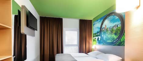 Hypo-allergenic bedding, desk, soundproofing, free WiFi