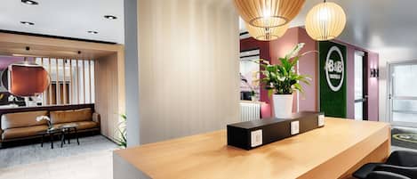 Ropa de cama hipoalergénica, escritorio, insonorización y wifi gratis