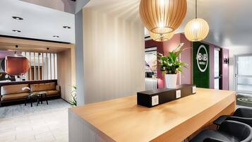 Allergikerbettwaren, Schreibtisch, schallisolierte Zimmer