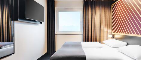 Hypo-allergenic bedding, desk, soundproofing, free WiFi