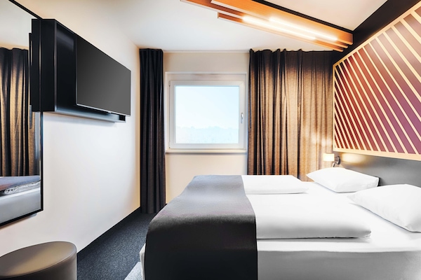 Hypo-allergenic bedding, desk, soundproofing, free WiFi