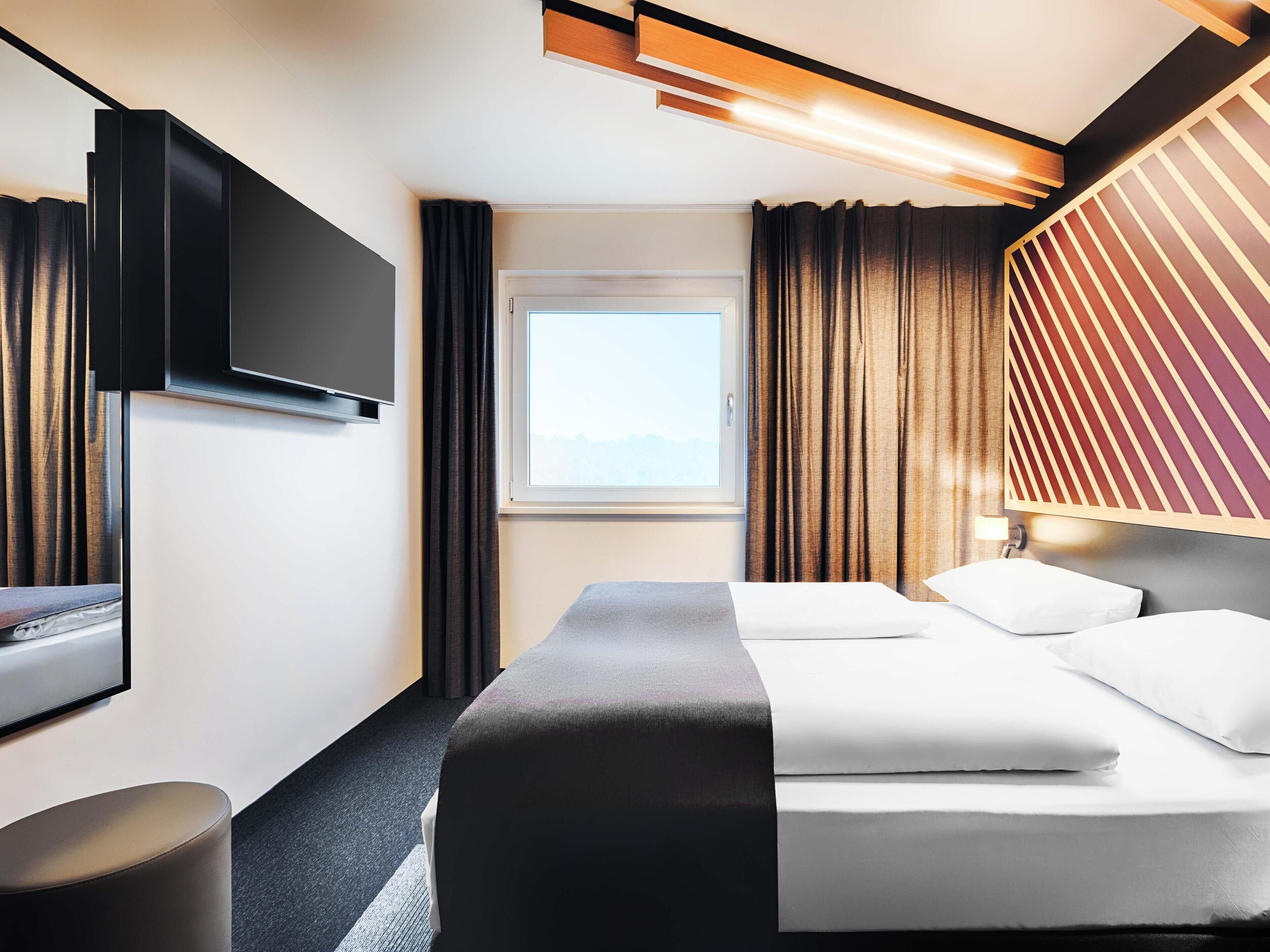 Premium Double Room | Hypo-allergenic bedding, desk, soundproofing, free WiFi