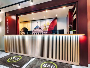 Lobby - B&B HOTEL Wiesbaden-Hbf (Wiesbaden)