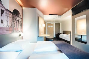 Driepersoonskamer | 1 slaapkamer, hypoallergeen beddengoed, een bureau, geluiddichte muren