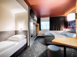 低刺激性寝具、デスク、防音設備、WiFi (無料)