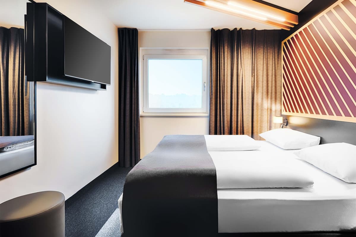 Premium Double Room | 1 bedroom, hypo-allergenic bedding, desk, soundproofing